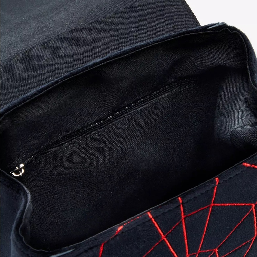 SCOOBY DOO’S THE HEX GIRLS COFFIN SHAPED MINI BACKPACK - Picture 4 of 13